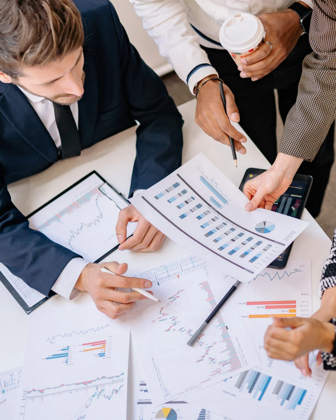 Equipe reunida analisando gráficos e decisões do negócio